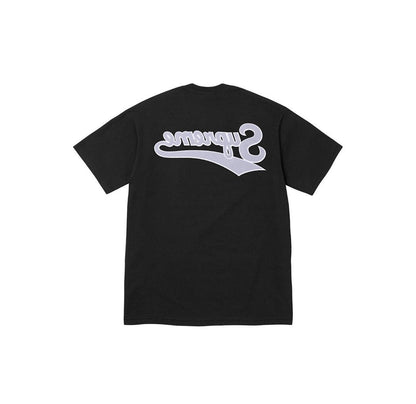812#p40💰 Supreme SS24 SS24 夏季T恤系列WEEK19 BACKWARDS TEE 艺术字体Logo图案圆领短袖常规T恤 男女同款^ 宽松版型 采用260克精梳棉双纱 从面 - view 5