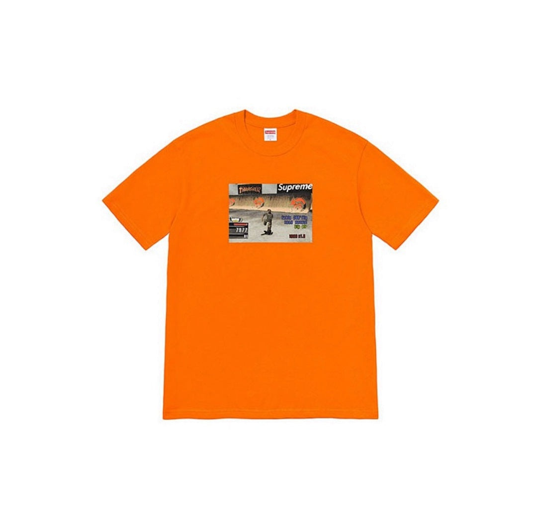 款号816#p40💰 Supreme Week 5 x Thrasher 联名款 Game Tee 休闲圆领印花游戏短袖T恤 男女同款 宽松版型 采用260克精梳棉双纱 从面料到辅料全部三标齐全跟 - view 1