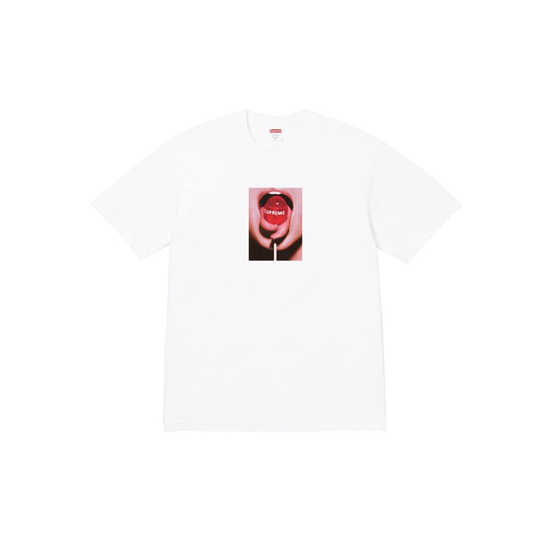 款号817#p40💰 Supreme FW24 2024秋季T恤系列 WEEK8 Lollipop Tee 品牌logo图案印花舒适圆领短袖T恤 男女同款 宽松版型 采用260克精梳棉双纱 从面料 - view 1