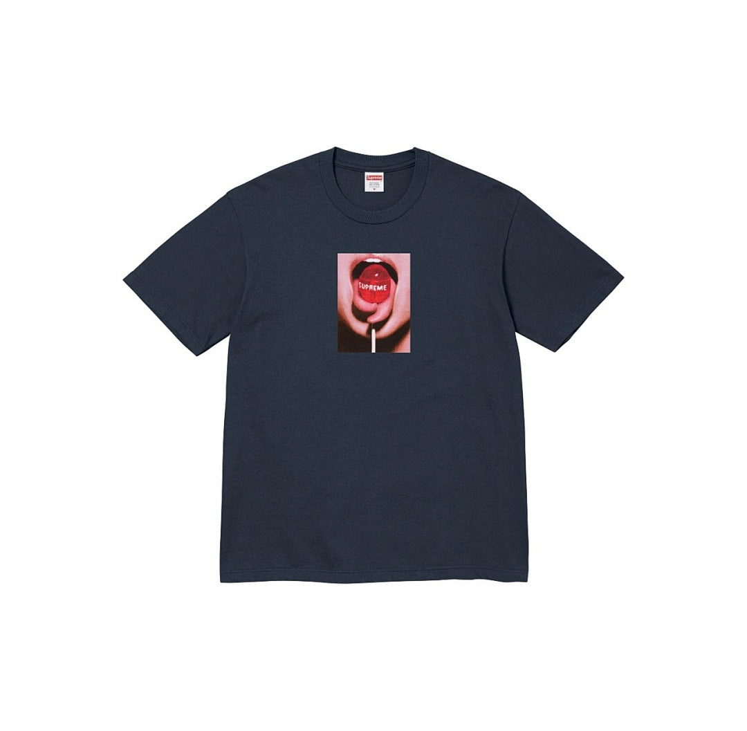 款号817#p40💰 Supreme FW24 2024秋季T恤系列 WEEK8 Lollipop Tee 品牌logo图案印花舒适圆领短袖T恤 男女同款 宽松版型 采用260克精梳棉双纱 从面料 - view 2
