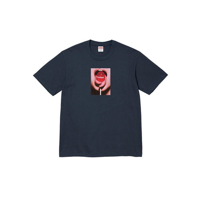 款号817#p40💰 Supreme FW24 2024秋季T恤系列 WEEK8 Lollipop Tee 品牌logo图案印花舒适圆领短袖T恤 男女同款 宽松版型 采用260克精梳棉双纱 从面料 - view 2