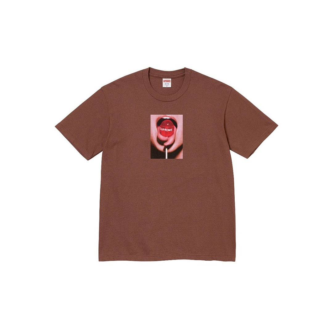 款号817#p40💰 Supreme FW24 2024秋季T恤系列 WEEK8 Lollipop Tee 品牌logo图案印花舒适圆领短袖T恤 男女同款 宽松版型 采用260克精梳棉双纱 从面料 - view 3