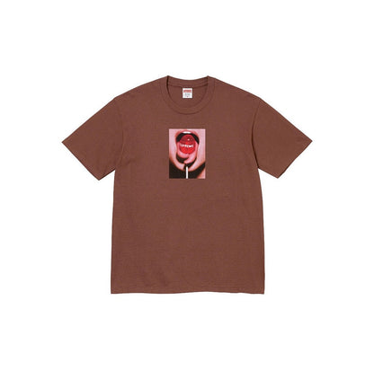 款号817#p40💰 Supreme FW24 2024秋季T恤系列 WEEK8 Lollipop Tee 品牌logo图案印花舒适圆领短袖T恤 男女同款 宽松版型 采用260克精梳棉双纱 从面料 - view 3