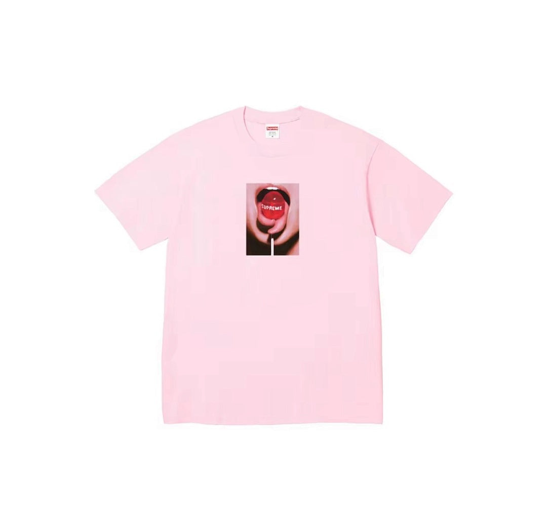 款号817#p40💰 Supreme FW24 2024秋季T恤系列 WEEK8 Lollipop Tee 品牌logo图案印花舒适圆领短袖T恤 男女同款 宽松版型 采用260克精梳棉双纱 从面料 - view 4