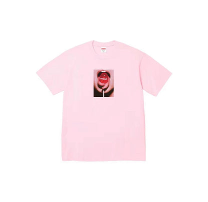 款号817#p40💰 Supreme FW24 2024秋季T恤系列 WEEK8 Lollipop Tee 品牌logo图案印花舒适圆领短袖T恤 男女同款 宽松版型 采用260克精梳棉双纱 从面料 - view 4
