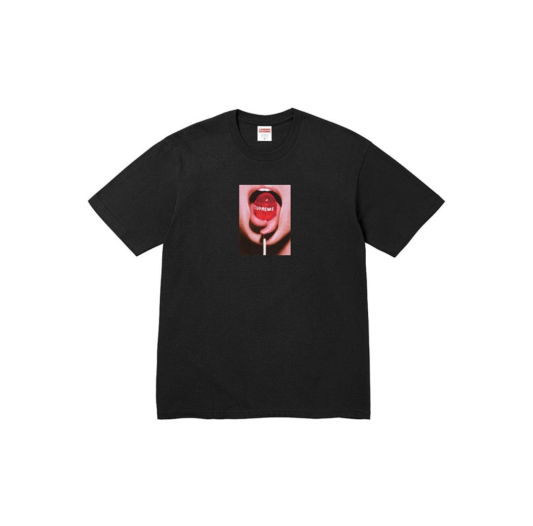 款号817#p40💰 Supreme FW24 2024秋季T恤系列 WEEK8 Lollipop Tee 品牌logo图案印花舒适圆领短袖T恤 男女同款 宽松版型 采用260克精梳棉双纱 从面料 - view 5