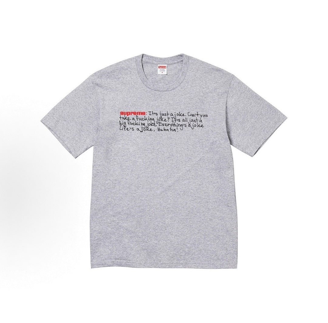 款号M314#p40💰 Supreme FW25 秋季T恤系列 WEEK7 Joke Tee 胸前英文笑话图案圆领短袖T恤 男女同款 宽松版型 采用260克精梳棉双纱 从面料到辅料全部三标齐全跟足Z - view 3