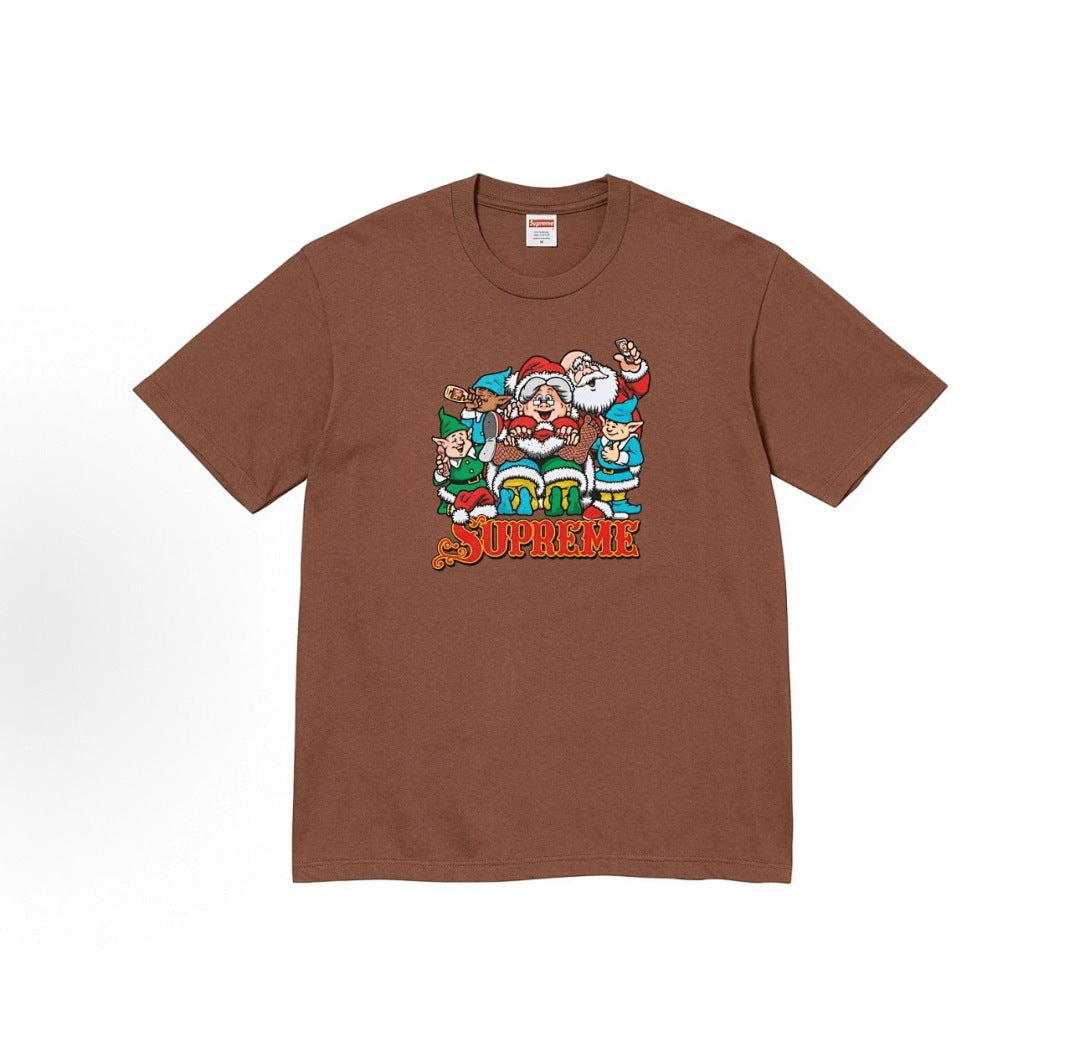 款号M367#40💰 Supreme 冬季T恤系列 FW25 Naughty Tee 冬季T恤系列 圆领舒适人物印花图案短袖T恤 男女同款 宽松版型 采用260克精梳棉双纱 从面料到辅料全部三标 - view 2