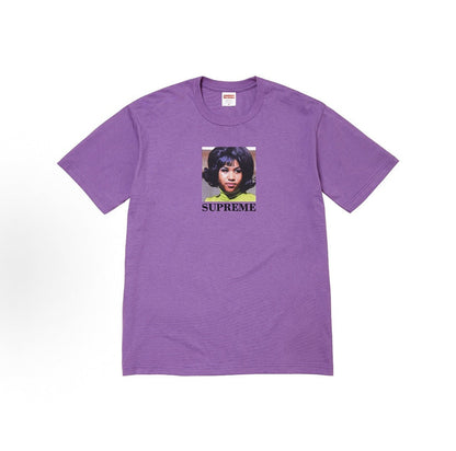 款号M417#p40💰 Supreme SS26 WEEK7 Aretha Tee 春季限定T恤系列 简约百搭人像印花图案舒适圆领短袖T恤 男女同款 宽松版型 采用260克双纱纯棉 圆筒 从面料 - view 2