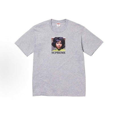 款号M417#p40💰 Supreme SS26 WEEK7 Aretha Tee 春季限定T恤系列 简约百搭人像印花图案舒适圆领短袖T恤 男女同款 宽松版型 采用260克双纱纯棉 圆筒 从面料 - view 4