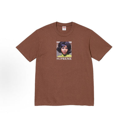 款号M417#p40💰 Supreme SS26 WEEK7 Aretha Tee 春季限定T恤系列 简约百搭人像印花图案舒适圆领短袖T恤 男女同款 宽松版型 采用260克双纱纯棉 圆筒 从面料 - view 5
