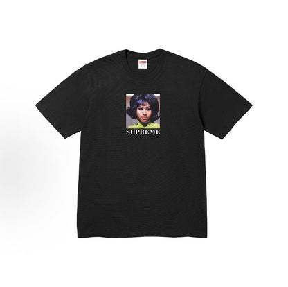 款号M417#p40💰 Supreme SS26 WEEK7 Aretha Tee 春季限定T恤系列 简约百搭人像印花图案舒适圆领短袖T恤 男女同款 宽松版型 采用260克双纱纯棉 圆筒 从面料 - view 6