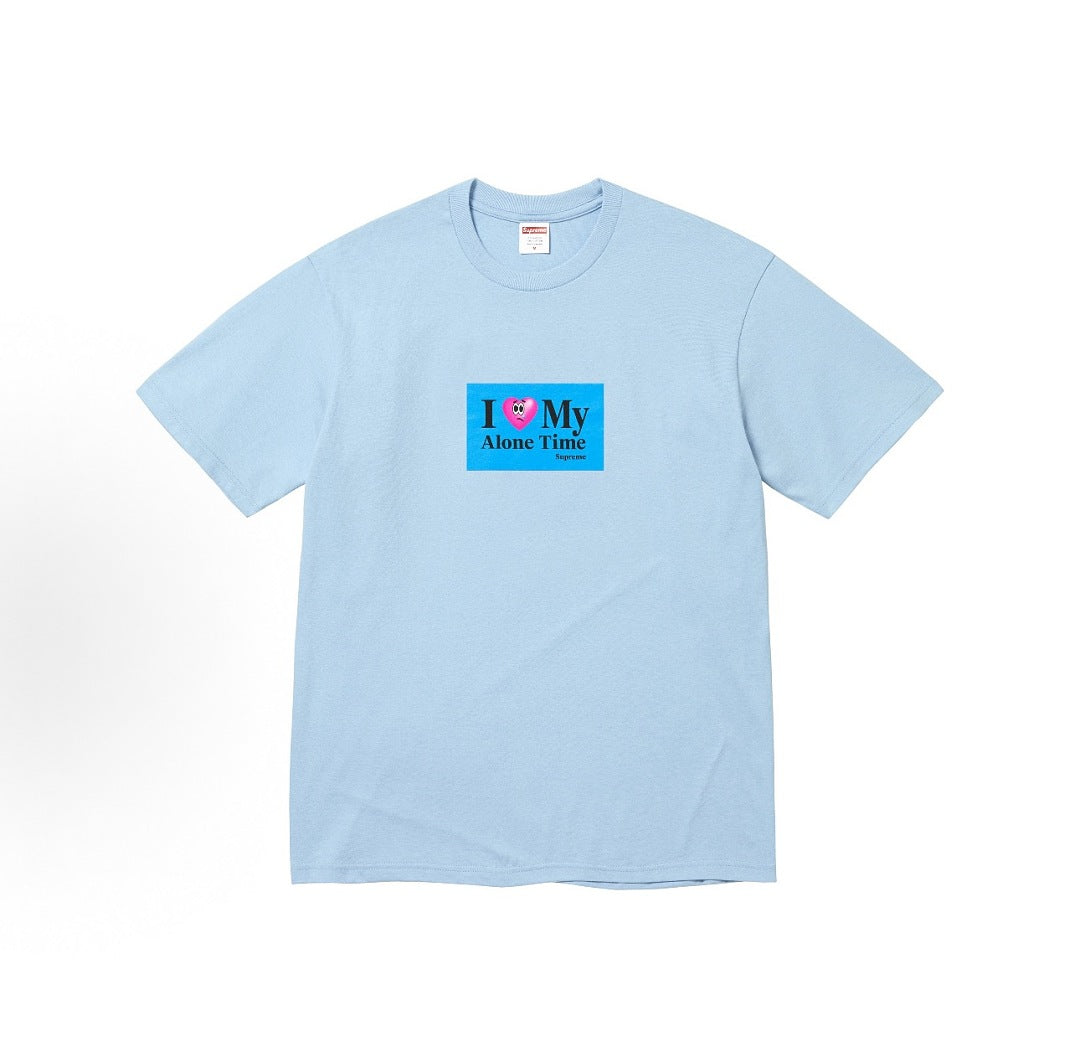 款号M418#40💰 Supreme SS26 WEEK7 Alone Time Tee 春季限定T恤系列 经典时尚爱心字母印花图案休闲短袖T恤 男女同款 宽松版型 采用260克双纱纯棉 圆筒 从面 - view 1