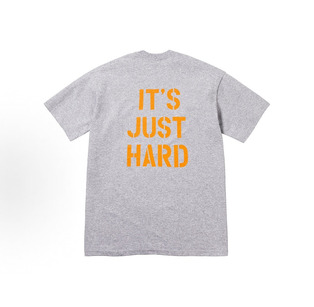 款号M420#p40💰 Supreme SS26 WEEK7 Hard Tee 春季限定T恤系列 做旧风字母印花图案圆领时尚休闲短袖T恤 男女同款 宽松版型 采用260克双纱纯棉 圆筒 从面料到辅 - view 7