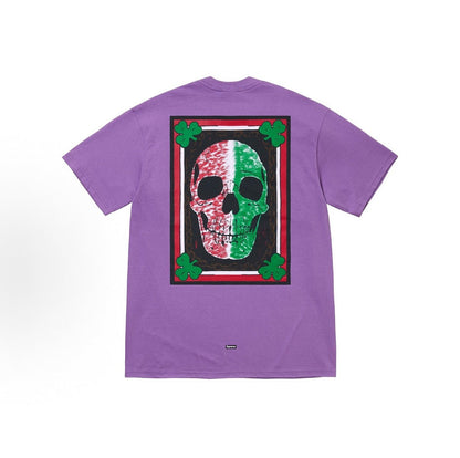 款号M450#p40💰 Supreme × Mike Kelley 联名款 SS26 WEEK8 Banner Tee 背面骷髅三叶草印花短袖T恤 男女同款 宽松版型 采用260克双纱纯棉 圆筒 - view 3